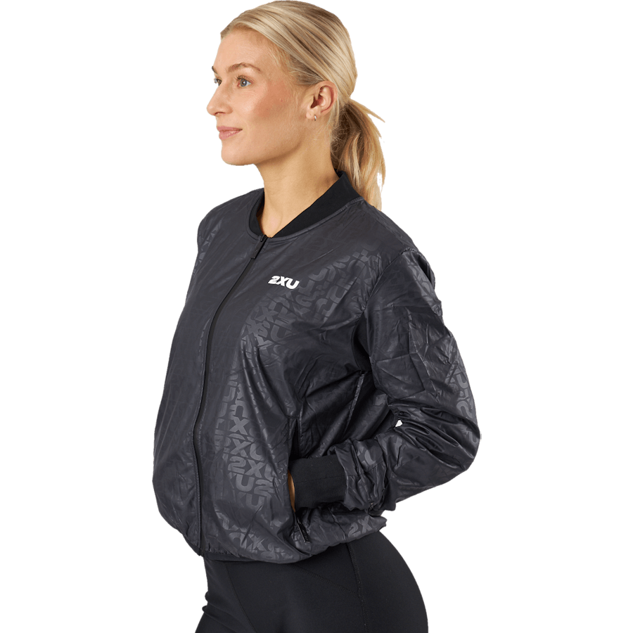 2XU - Motion Bomber Jacket Embossed Monogram/white